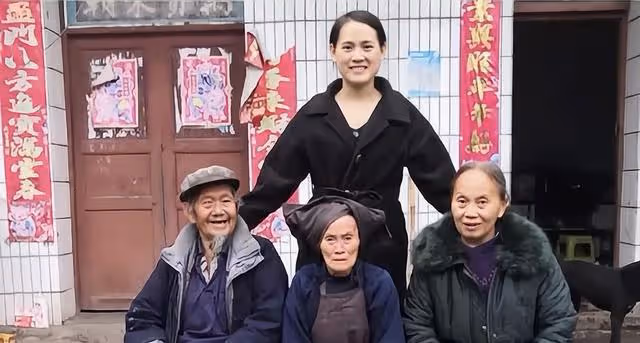 01年，貴州女子發現母親每晚枕頭下藏刀，得知原因後淚目了