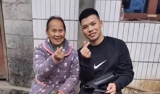 01年，貴州女子發現母親每晚枕頭下藏刀，得知原因後淚目了