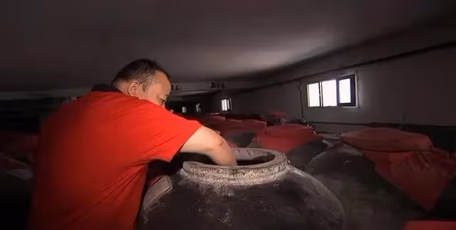 躺著數錢?黑龍江嗜酒大叔用酒養豬,把豬「灌醉」後,結局想不到