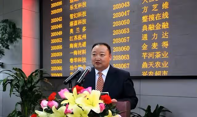躺著數錢?黑龍江嗜酒大叔用酒養豬,把豬「灌醉」後,結局想不到