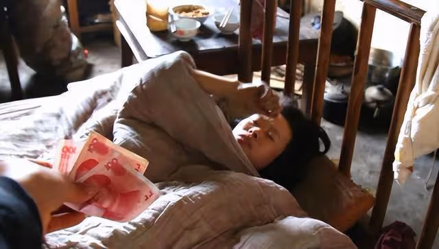 17年,湖南一女子瘋魔,帶倆孩子臥床半年,一天只吃一頓飯,為何