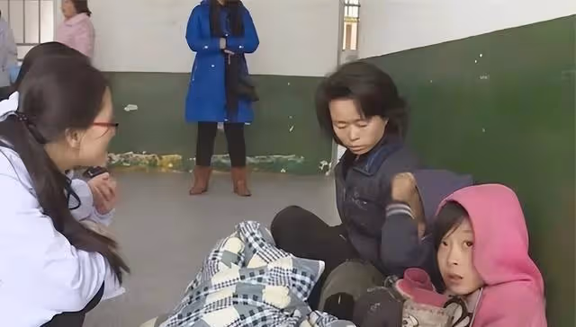 17年,湖南一女子瘋魔,帶倆孩子臥床半年,一天只吃一頓飯,為何