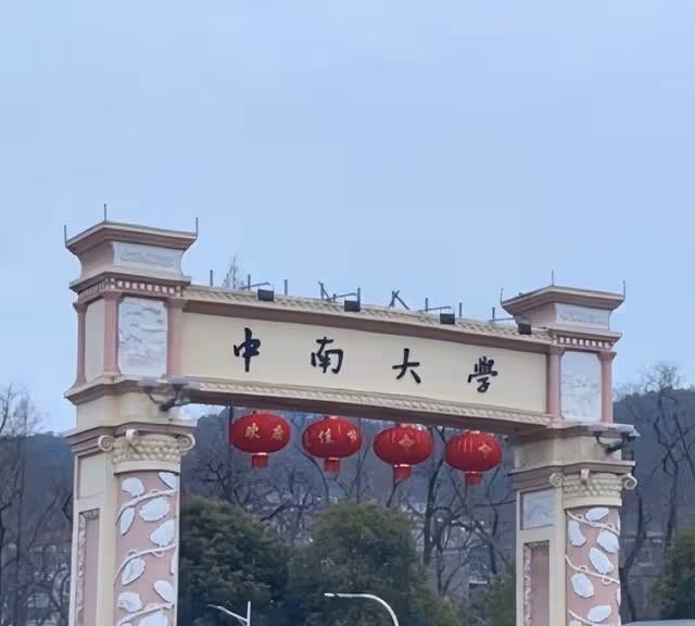 湖南女大學生花18元買了一碗方便麵,掀開蓋子:原諒我沒見過世面