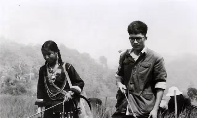 1970年,一位女知青難產,生死關頭,照顧她的農村老太卻轉身離開