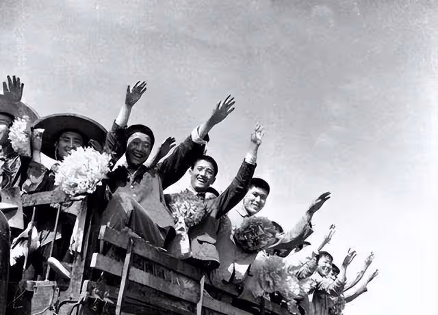 1970年,一位女知青難產,生死關頭,照顧她的農村老太卻轉身離開