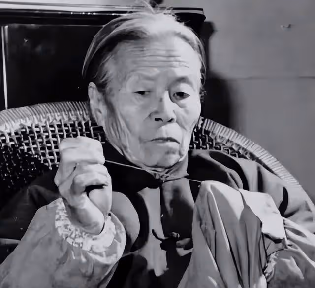 1970年,一位女知青難產,生死關頭,照顧她的農村老太卻轉身離開