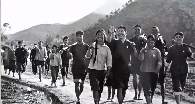 1970年,一位女知青難產,生死關頭,照顧她的農村老太卻轉身離開