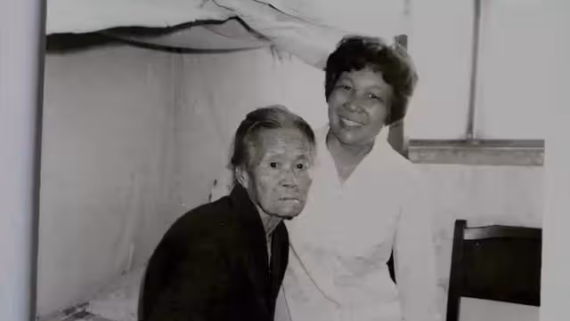 1970年,一位女知青難產,生死關頭,照顧她的農村老太卻轉身離開