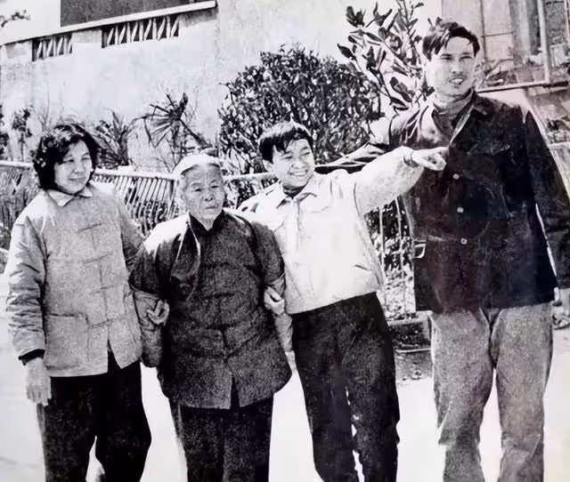 1970年,一位女知青難產,生死關頭,照顧她的農村老太卻轉身離開