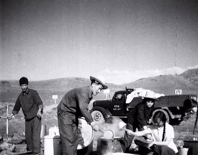 1970年,一位女知青難產,生死關頭,照顧她的農村老太卻轉身離開