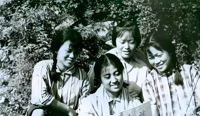 1970年,一位女知青難產,生死關頭,照顧她的農村老太卻轉身離開