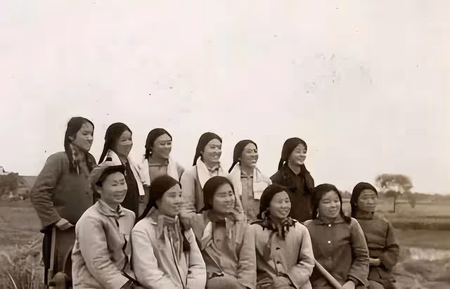 1970年,一位女知青難產,生死關頭,照顧她的農村老太卻轉身離開