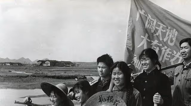1970年,一位女知青難產,生死關頭,照顧她的農村老太卻轉身離開