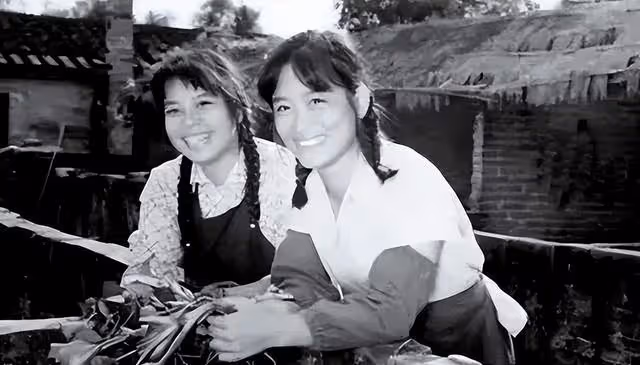 1970年,一位女知青難產,生死關頭,照顧她的農村老太卻轉身離開