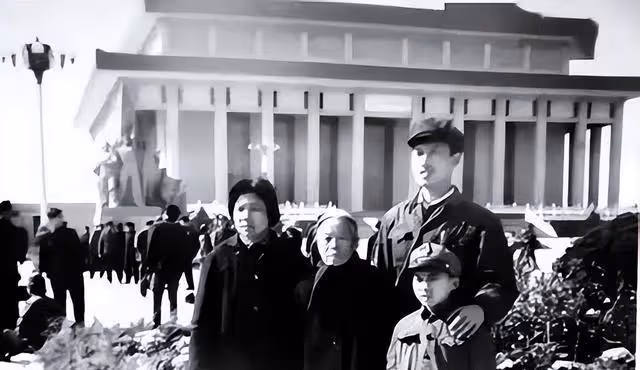 1970年,一位女知青難產,生死關頭,照顧她的農村老太卻轉身離開