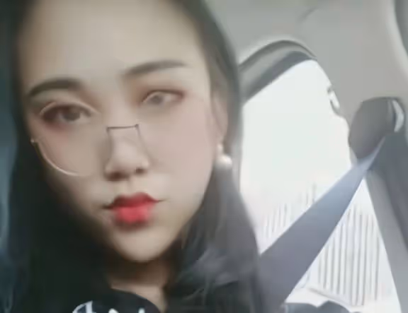 19歲網紅,人前涼山窮人家的孩子,人後豪車名媛,現實可太諷刺了
