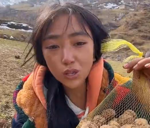 19歲網紅，人前涼山窮人家的孩子，人後豪車名媛，現實可太諷刺了