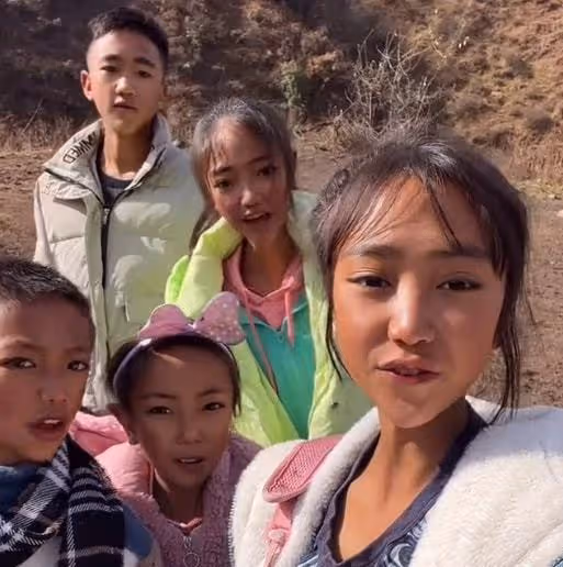 19歲網紅，人前涼山窮人家的孩子，人後豪車名媛，現實可太諷刺了