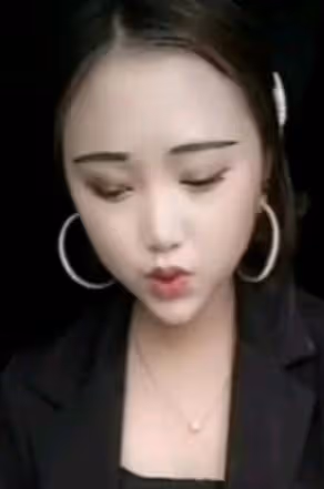 19歲網紅，人前涼山窮人家的孩子，人後豪車名媛，現實可太諷刺了