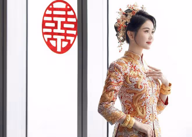 廣東知名主持人五星級酒店大婚！戴各種金器顯貴氣，新郎帥氣十足