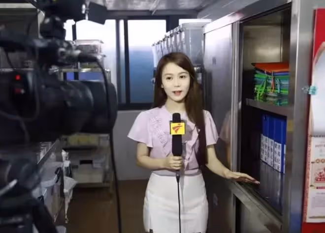 廣東知名主持人五星級酒店大婚!戴各種金器顯貴氣,新郎帥氣十足