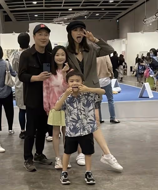 李小鵬罕曬全家福，11歲奧莉等比例長大，妻子曾因不說中文引熱議