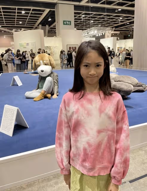 李小鵬罕曬全家福，11歲奧莉等比例長大，妻子曾因不說中文引熱議