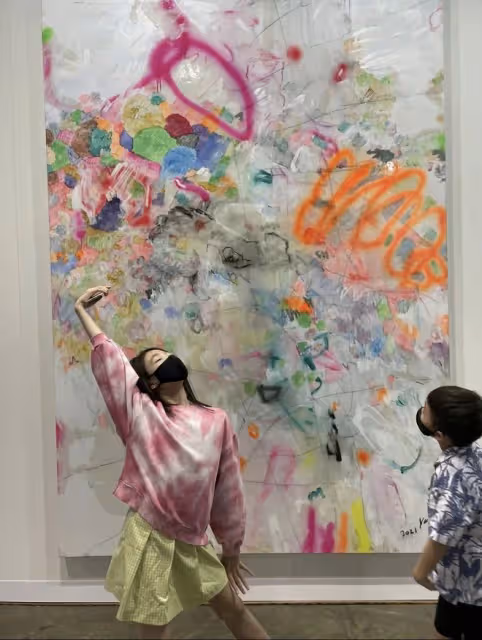 李小鵬罕曬全家福，11歲奧莉等比例長大，妻子曾因不說中文引熱議