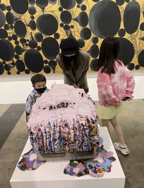 李小鵬罕曬全家福，11歲奧莉等比例長大，妻子曾因不說中文引熱議