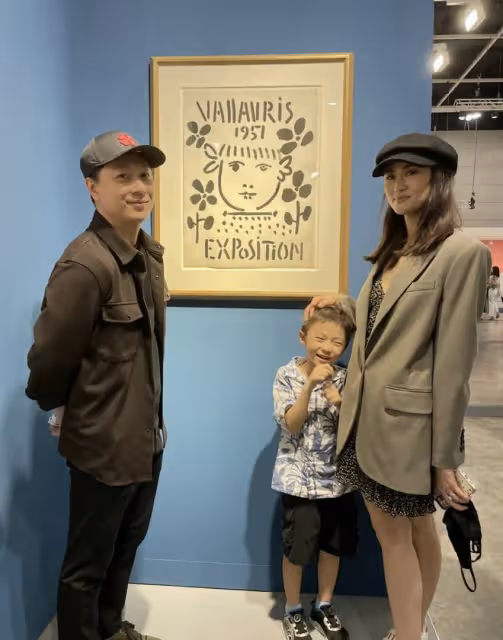 李小鵬罕曬全家福，11歲奧莉等比例長大，妻子曾因不說中文引熱議