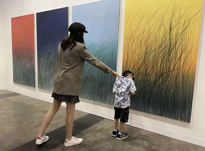 李小鵬罕曬全家福，11歲奧莉等比例長大，妻子曾因不說中文引熱議
