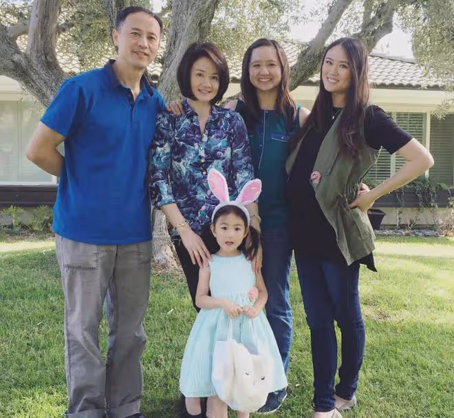 李小鵬罕曬全家福,11歲奧莉等比例長大,妻子曾因不說中文引熱議