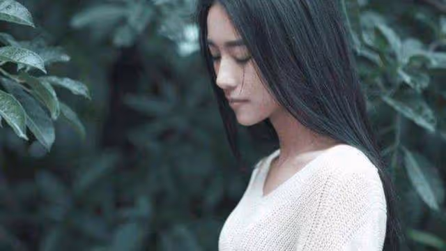 妻子假裝暈倒試探丈夫,丈夫的舉動她樂開了花,丈夫給妻子一巴掌