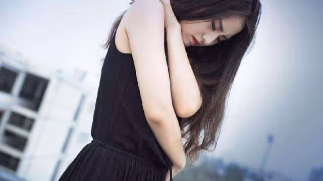 妻子假裝暈倒試探丈夫,丈夫的舉動她樂開了花,丈夫給妻子一巴掌