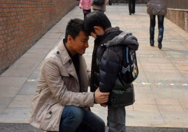 舅舅癱瘓我給他養老送終,臨終前給了我一把鑰匙,我把他家砸了!