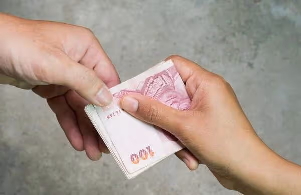 在超市打碎一個碗被罰2千元,女子笑著交完罰款,老闆:慘了快追