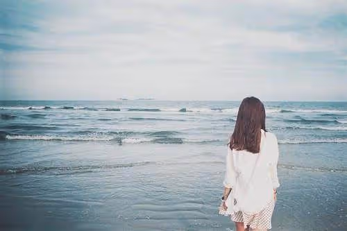 瞞著老婆包養一學生妹，周末送她回校，在門口看到一人我如遭雷擊