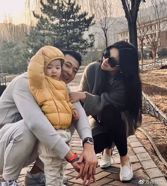 朱珠1歲女兒給爸爸洗臉好貼心,拍打臉頰動作太真實,父女倆都未笑場