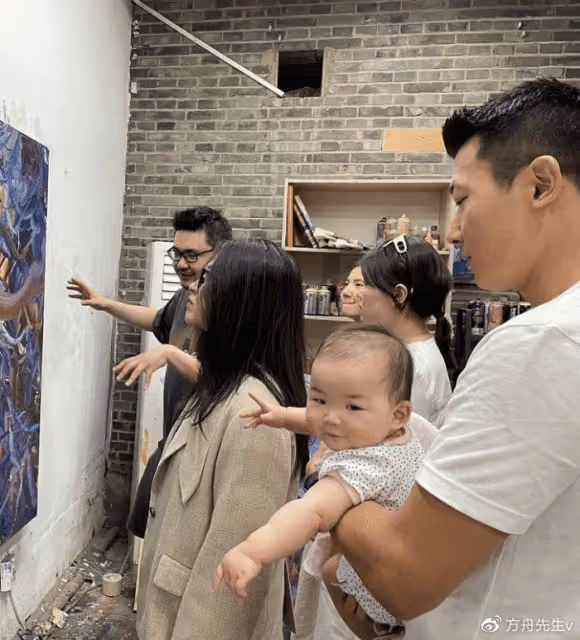 朱珠1歲女兒給爸爸洗臉好貼心,拍打臉頰動作太真實,父女倆都未笑場