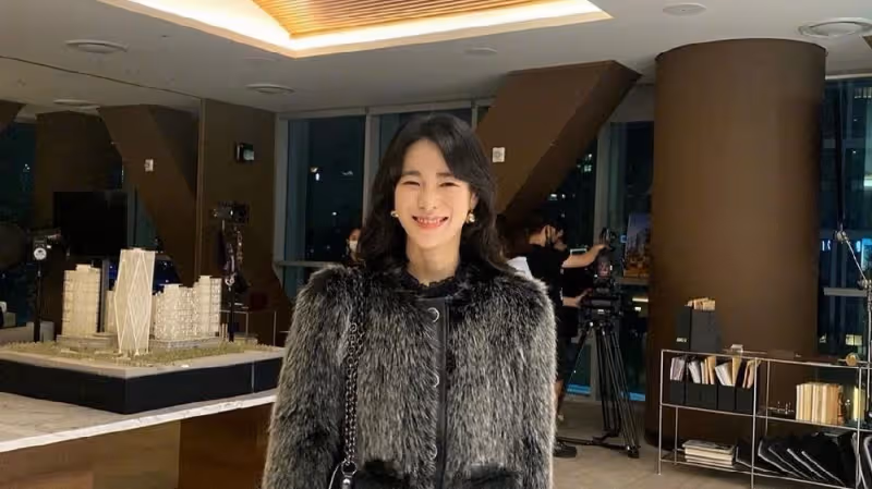 林智妍公開《黑暗榮耀》最愛的著裝，宋慧喬互動，引韓國網友關注