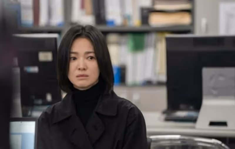 林智妍公開《黑暗榮耀》最愛的著裝，宋慧喬互動，引韓國網友關注