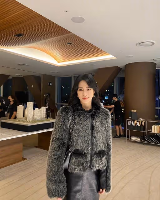 林智妍公開《黑暗榮耀》最愛的著裝，宋慧喬互動，引韓國網友關注