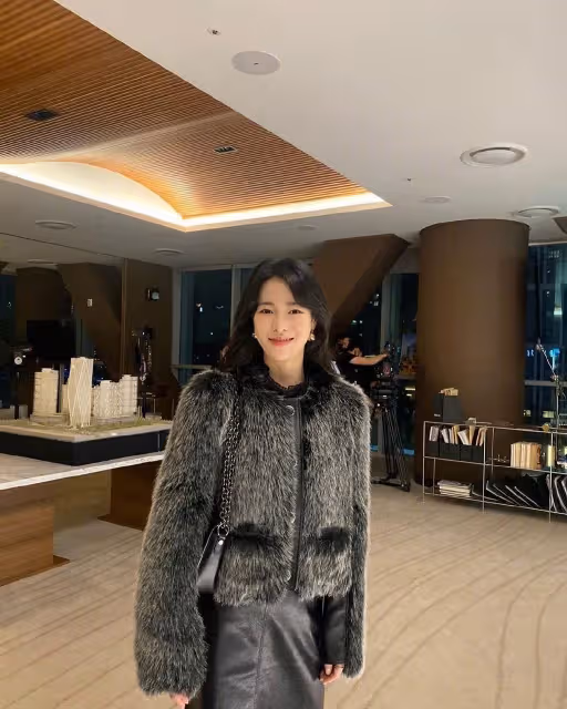 林智妍公開《黑暗榮耀》最愛的著裝，宋慧喬互動，引韓國網友關注