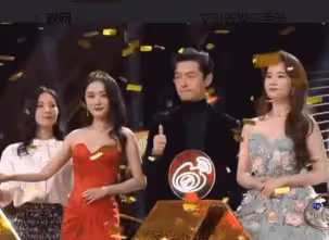 微博之夜抓馬場面：楊冪拒絕站劉亦菲身邊，楊穎登台鏡頭切黃曉明