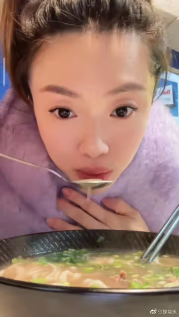 快生了！鄭愷前任與老公為寶寶買衣服，粉嫩小裙子曝光小baby性別