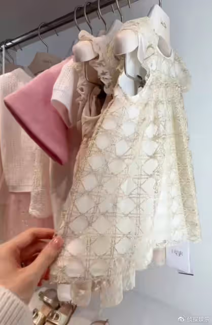 快生了！鄭愷前任與老公為寶寶買衣服，粉嫩小裙子曝光小baby性別