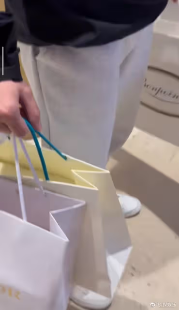 快生了！鄭愷前任與老公為寶寶買衣服，粉嫩小裙子曝光小baby性別