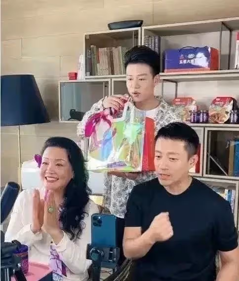 開戰!張蘭對前直播團隊趕盡殺絕,孟賀威脅將曝張蘭汪小菲猛料