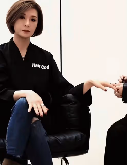59歲知名女星宣布回國發展!美甲化妝精心打扮,已移居洛杉磯多年