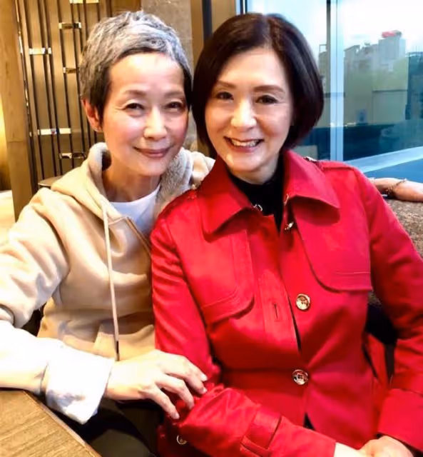59歲知名女星宣布回國發展!美甲化妝精心打扮,已移居洛杉磯多年